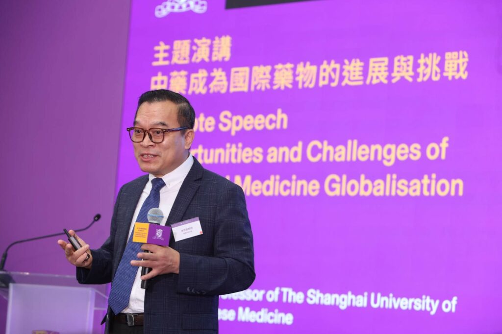 Professor Xu Hongxi, President of the Alliance gives a keynote speech.